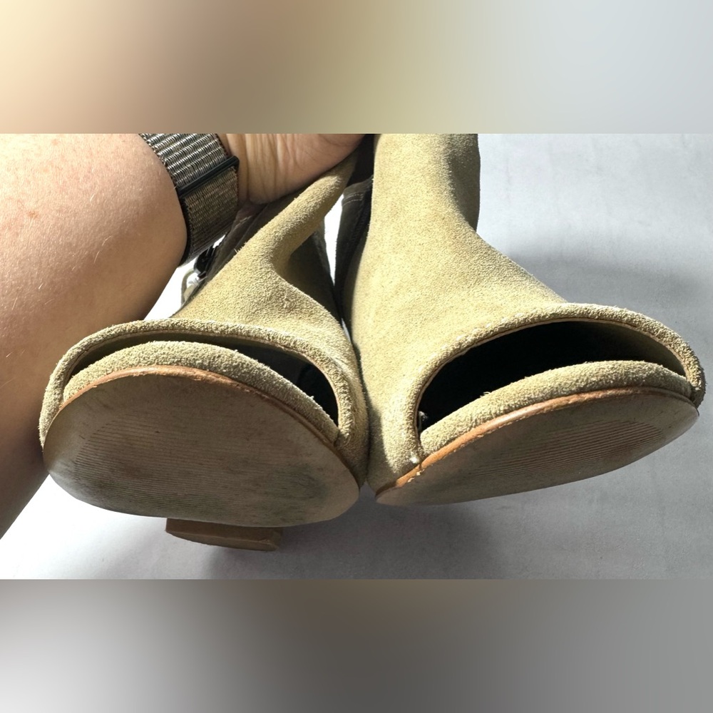 Women's Marc Fisher Taupe Suede Novice Peep Toe Ankle Bootie 8M Fringe Zipper - Picture 16 of 16